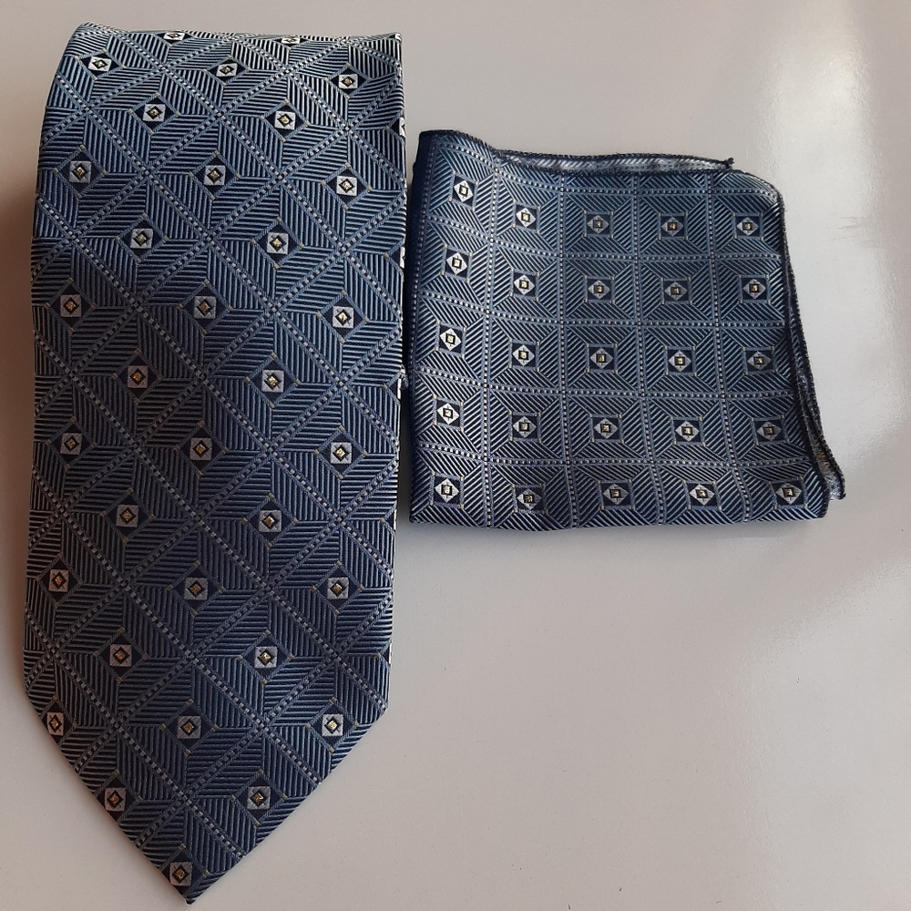 AVANTI UOMO  BLUE PATTERNED TIE & POCKET SQUARE